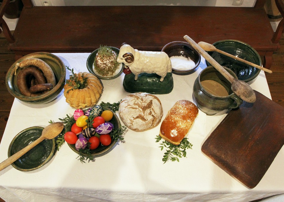 Stół z pokarmem wielkanocnym (2).JPG